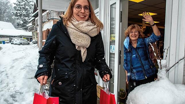 Samira Meier (links) holt die online bestellten Waren bei &bdquo;Hautnah&ldquo; in der verschneiten Grabenbachstraße ab. Inhaberin ...