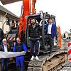 Die Hauptstraße wird zwischen &bdquo;Sonne&ldquo; und Randenbahnstraße ausgebaut. Den Startschuss geben (v.l.): Ortsbaumeister Günther ...