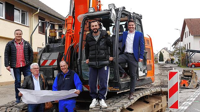 Die Hauptstraße wird zwischen &bdquo;Sonne&ldquo; und Randenbahnstraße ausgebaut. Den Startschuss geben (v.l.): Ortsbaumeister Günther ...