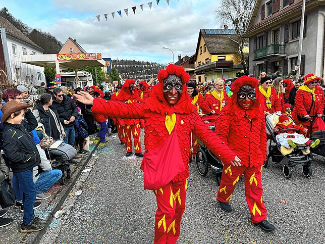 Bild 9: Narren feiern ausgelassen &ndash; Bilder vom Umzug (Teil 2)