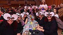 Bild : Tanzende Glücks-Schweine und ein echter Bulldog in der Halle: So lustig war der Erzknappenball