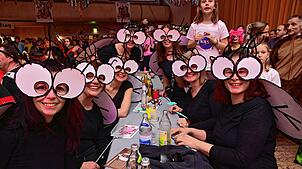 Bild : Tanzende Glücks-Schweine und ein echter Bulldog in der Halle: So lustig war der Erzknappenball