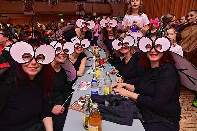 Bild 1: Tanzende Glücks-Schweine und ein echter Bulldog in der Halle: So lustig war der Erzknappenball