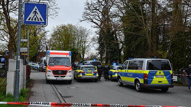Rückblick auf den 4. April: Einsatzkräfte von Polizei und Rettungsdienst stehen an der Aachstraße in Oberuhldingen bereit.
