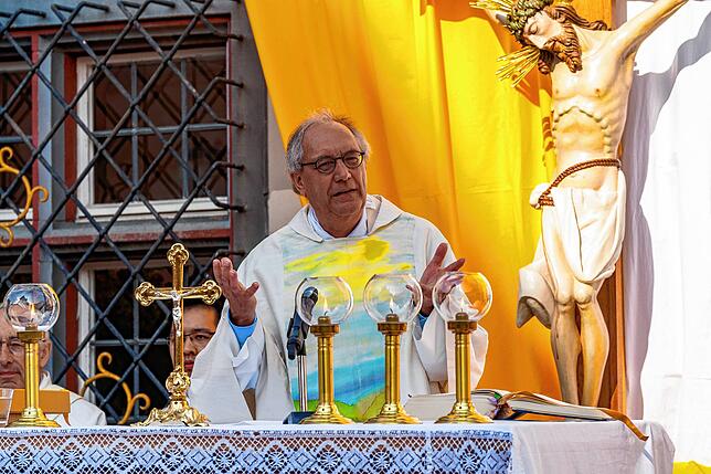 Dekan Josef Fischer beim Gottesdienst am Altar vor dem Villinger Rathaus.