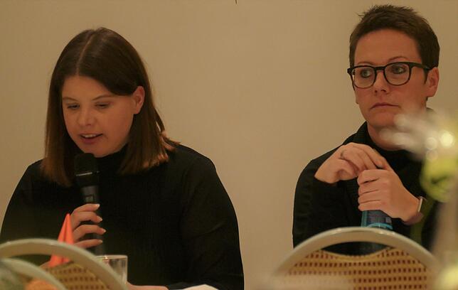 Melanie Vollmer und Martina Limberger appellieren an das Plenum die Jubiläumsvorbereitungen gemeinsam zu bewältigen.