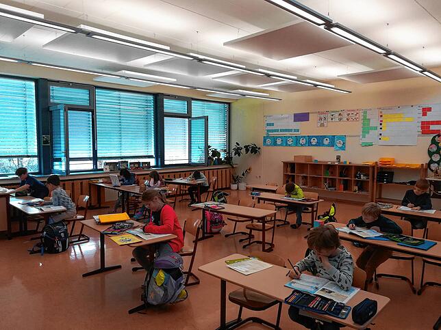 Die Grundschüler in Riedöschingen genießen den Wiederbeginn der Schule. Bild: Angelika Sitte