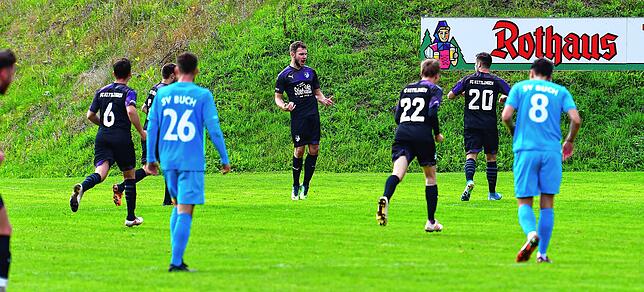 Jubel: Richard Geyland (Mitte) traf unmittelbar vor dem Pausenpfiff zum 1:0-Sieg des FC Wittlingen beim SV Buch.