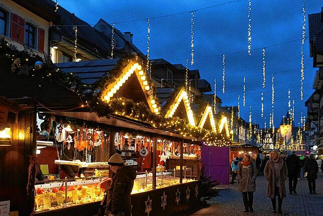 Die letzten Minuten: Blick auf den Budenzauber in der Waldshuter Kaiserstraße kurz vor dem Ende des diesjährigen Weihnachtsmarkts.