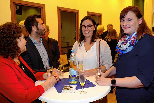 Auch Andreas Gerbers Töchter Silvia (links) und Julia sind natürlich zur Abschiedsfeier ihres Vaters gekommen.