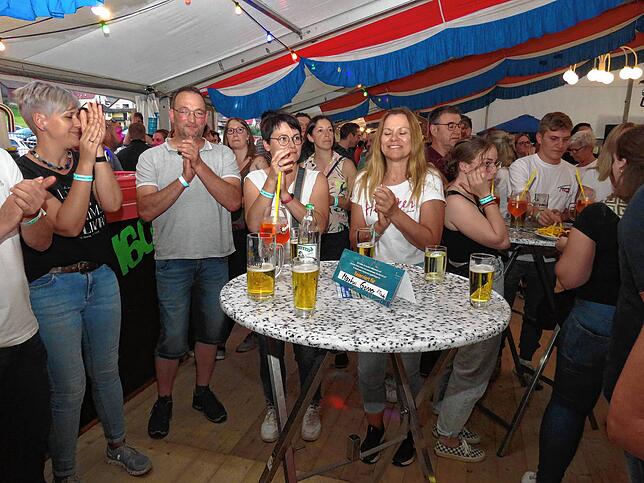 Bild 12: Dorfrocker rocken Festzelt in Leipferdingen
