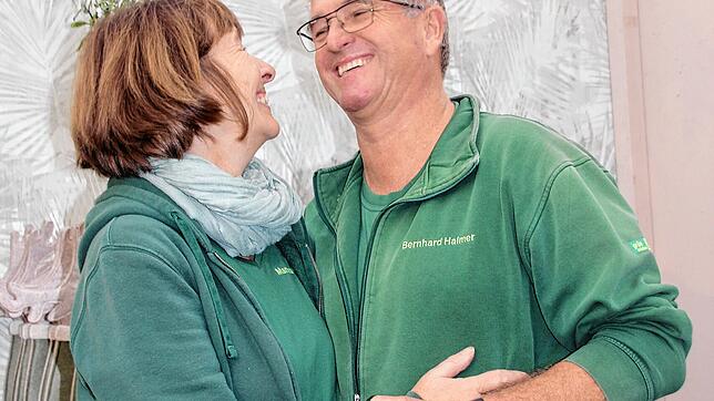 Der Kuss unter dem Mistelzweig zählt zu den bekannten Weihnachtsbräuchen. Manuela und Bernhard Halmer nehmen sich einen kurzen Moment ...