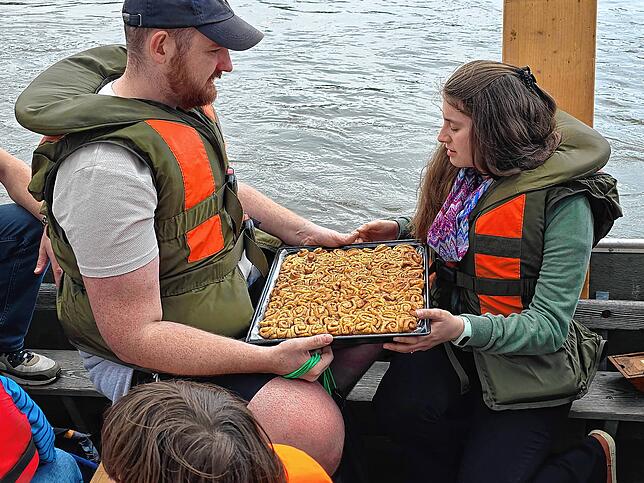 Vorsichtig balancierten die Wallbacher Kuchen über den Rhein.
