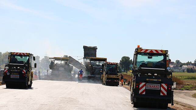 Auf der neuen Doppelfahrbahn der Bundesstraße 27 wird derzeit asphaltiert. Dabei wird auch die Anschlussstelle Allmendshofen an die neue ...