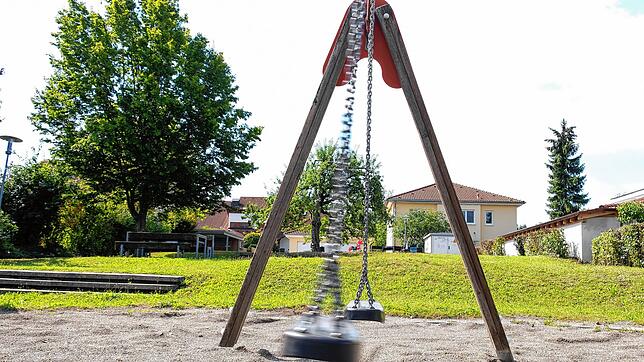 Am Spielplatz Im Löhnen fehlt seit wenigen Tagen ein Spielgerät, wie Anwohner im Gemeinderat schildern. Nun berät die Gemeinde über das ...