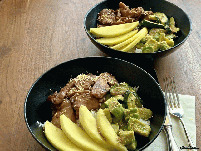 Leckeres aus der Schüssel: die Teriyaki-Hähnchen-Bowl. Nicole Knor kocht im neu eröffneten Café der Bäckerei Knor selbst und frisch.
