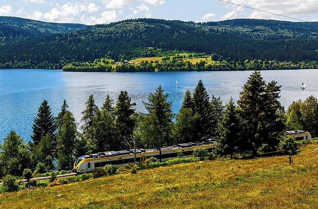 Eine Regionalbahn fährt am Ufer des Schluchsees entlang. Das Anfang Juni eingeführte 9-Euro-Ticket hat den Ausflugstourismus mit der ...