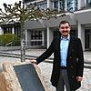 Selcuk Gök ist der frisch gewählte neue Bürgermeister von Tengen. Am Montag nach der Wahl steht er neben dem Stein mit der Tafel, die an ...