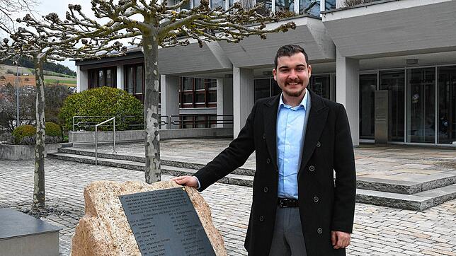 Selcuk Gök ist der frisch gewählte neue Bürgermeister von Tengen. Am Montag nach der Wahl steht er neben dem Stein mit der Tafel, die an ...