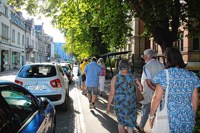 Die Teilnehmer der Stadtführung sind auf dem Weg zum ersten Ziel: dem Spiele- und Freizeitgeschäft Swars.