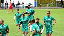 Die Konstanzer bejubeln nach dem 3:0 über den FC Uhldingen den ersten Saisonsieg der Bezirksligasaison.
