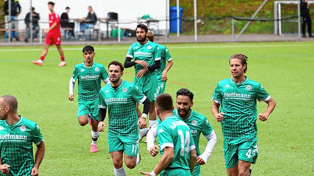 Die Konstanzer bejubeln nach dem 3:0 über den FC Uhldingen den ersten Saisonsieg der Bezirksligasaison.