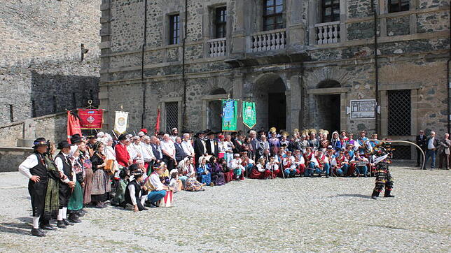 Die italienische Folkloregruppe Bal da Sabre feierte ihre Neugründung vor 50 Jahren zusammen mit der Schwerttanzkompanie Überlingen und ...