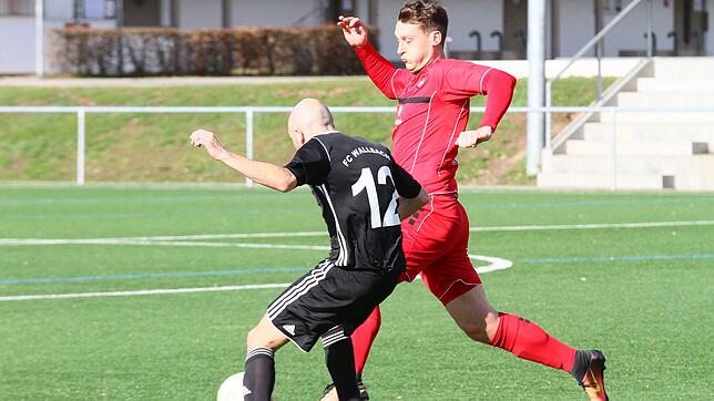 Brüderlicher Dreier-Pack: Mit seinem Bruder Patrick erzielte Kevin Keller (rotes Trikot, gegen Mathias Hottinger vom FC Wallbach) beim ...