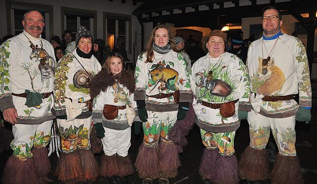 Zeigen an der Fasnet&nbsp;2017 stolz ihre aufwendig bemalten Häser (von links): Die Schotterwälder Bruno Kramer, Andrea Sponar, Anna ...