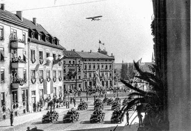 Französische Soldaten marschieren 1945 in Konstanz ein. Auf diesem Bild ziehen sie vom Sternenplatz durch die Theodor-Heuss-Straße.