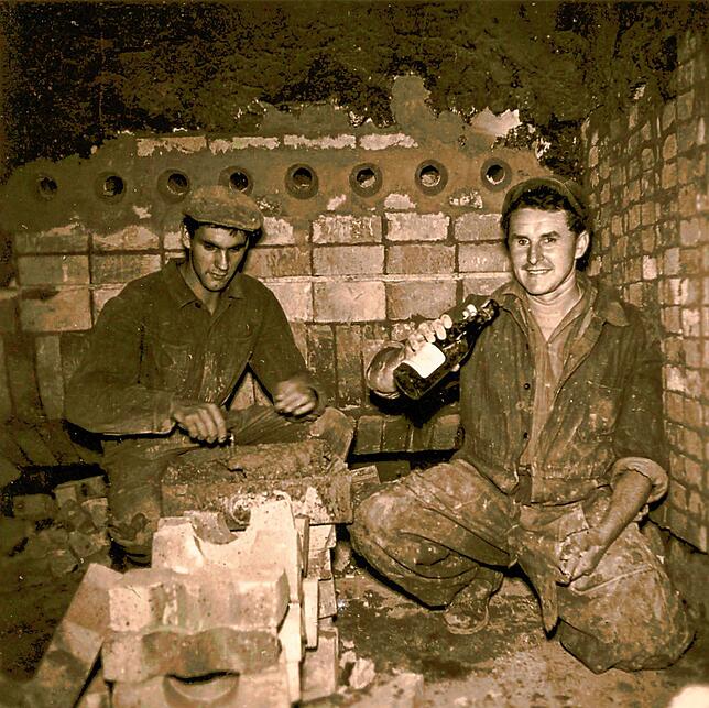 Der Weber Bruno Müller (rechts) half 1958 gemeinsam mit seinem Kollegen Dannenberger bei Maurerarbeiten in der Kraftzentrale aus.