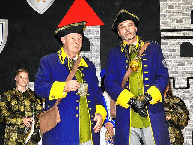 Hubert Berenbold (links) und Michael Reichle werden in den Ehrennarren-Stand erhoben. Ihr Häs ist das eines schwedischen Hauptmanns.