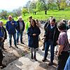 Landwirt Hansjörg Fischer (Zweiter von rechts, kariertes Hemd), erklärt seinen runden Stall, den so genannten Roundhouse-Stall. Zu Gast ...