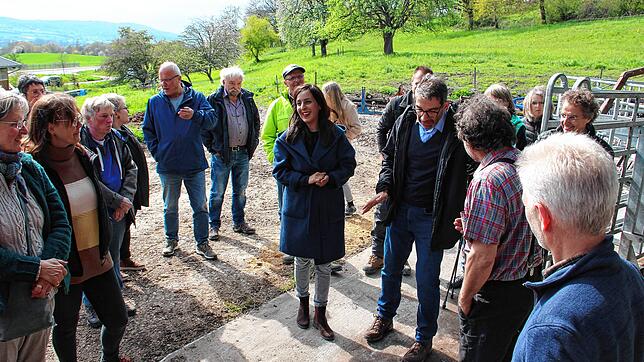 Landwirt Hansjörg Fischer (Zweiter von rechts, kariertes Hemd), erklärt seinen runden Stall, den so genannten Roundhouse-Stall. Zu Gast ...
