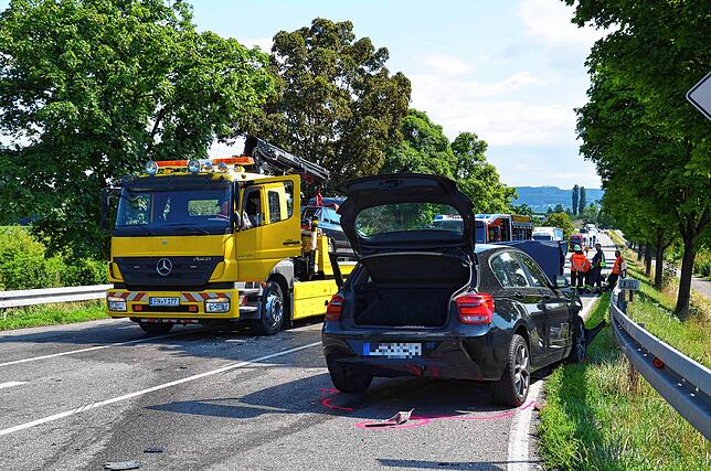 An der Unfallstelle an der Abzweigung zur Kreisstraße 7746 in Richtung Hagnau bietet sich ein Bild der Zerstörung.