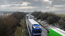 Viel befahren: Die Bundesstraße 33 zwischen VS-Villingen und Bad Dürrheim. Hier von der Überführung auf Höhe des Modellflugplatzes aus ...