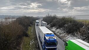 Viel befahren: Die Bundesstraße 33 zwischen VS-Villingen und Bad Dürrheim. Hier von der Überführung auf Höhe des Modellflugplatzes aus ...