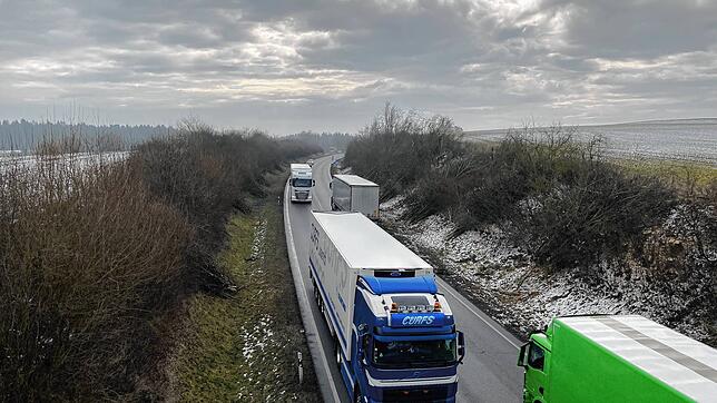 Viel befahren: Die Bundesstraße 33 zwischen VS-Villingen und Bad Dürrheim. Hier von der Überführung auf Höhe des Modellflugplatzes aus ...
