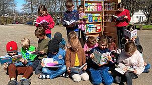 Die Kinder freuen sich auf eine größere mobile Bibliothek und mehr Bücher. Deshalb beteiligt sich die Schule am Wettbewerb.