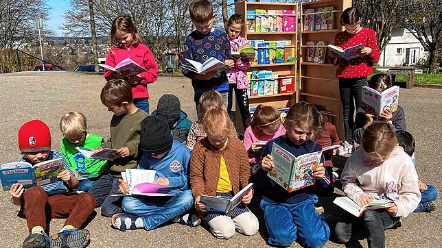 Die Kinder freuen sich auf eine größere mobile Bibliothek und mehr Bücher. Deshalb beteiligt sich die Schule am Wettbewerb.