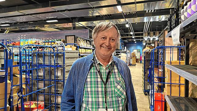 Wilfried Hügle aus Deggenhausertal beeindruckt die Ladeneinrichtung, „das ist toll gemacht“.
