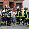 Drei Männer behindern nach einem tödlichen Unfall die Arbeit der Rettungskräfte. Immer mehr Polizisten, Feuerwehrleute und Sanitäter ...