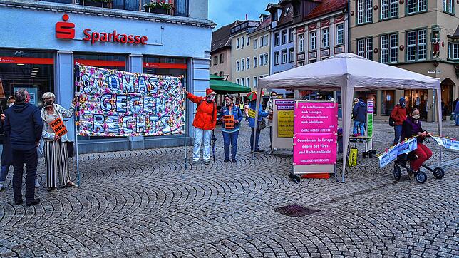 Die &bdquo;Omas gegen rechts&ldquo; Schwarzwald-Baar setzen am Samstag einen Kontrapunkt zu den Anti-Corona-Kundgebungen in Villingen. ...
