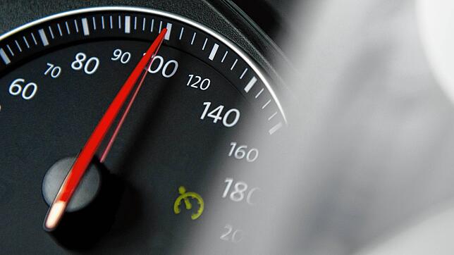 Innerorts ist in Frankreich maximal Tempo 50 erlaubt, außerorts  dürfen Fahrzeugführer nur mit maximal 80 Stundenkilometern unterwegs ...