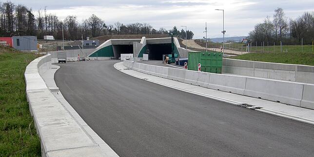 Im Tunnel bei der Waldsiedlung wird noch gearbeitet.