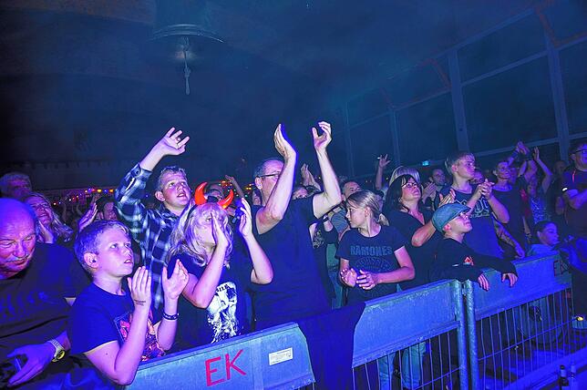 Bild 18: Barock serviert musikalisches Feuerwerk: Bilder der AC/DC Tribute Show in Unadingen