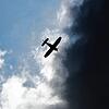 Ein Kleinflugzeug fliegt vor dunklen Wolken im Landkreis Hildesheim (Symbolbild).