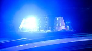 Die Polizei ist weiterhin vor Ort und sichert die Unfallstelle ab. (Symbolbild)