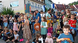 Das Löffinger Städtle ist gefüllt mit tausenden begeisterten Menschen aus Nah und Fern, die ein faszinierendes Programm bei der ...