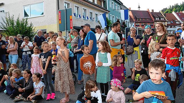 Das Löffinger Städtle ist gefüllt mit tausenden begeisterten Menschen aus Nah und Fern, die ein faszinierendes Programm bei der ...